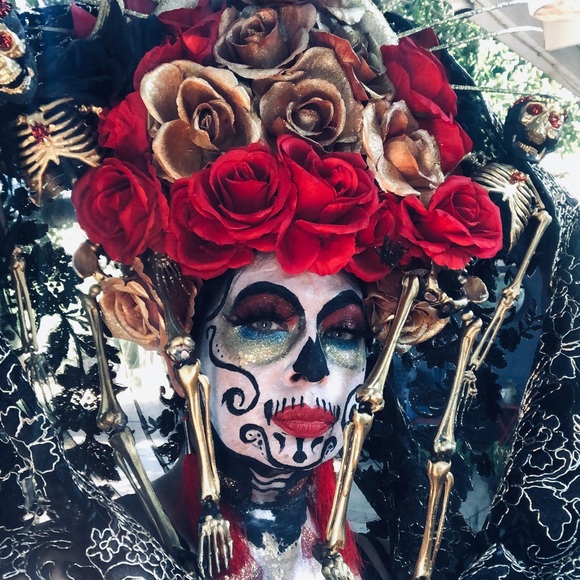 headpiece she has Gold and Red Roses the veil is black and gold lace - Picture 7 of 7